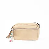 Bandolera color beige con correa de cuero marrón y charm colgante de cuentas de colores.