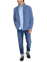 Campera polar celeste de micropolar liviano con cierre completo y tres bolsillos frontales. Confeccionado con poliéster reciclado a partir de botellas plásticas.