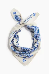 Pañuelo cuadrado de tela suave color crema con estampado de mandalas y cachemir en tonos de azul.