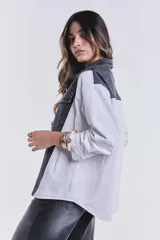 Campera de jean combinada con cuerpo de denim negro y mangas blancas.