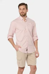 Bermuda color beige de corte recto, con bolsillos cargo laterales y confeccionada en lino.