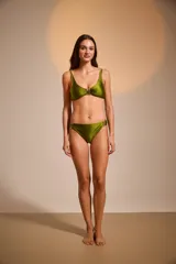 Top de bikini color cobre con breteles finos y detalle de frunce con aplique metálico en el centro del busto.