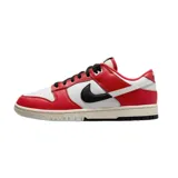 Championes Nike Dunk Low, color blanco con detalles en rojo y negro.
