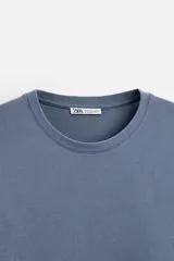 Camiseta blanca de cuello redondo y manga corta, corte regular.