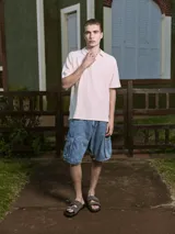 Polo de manga corta color crema, con cuello tipo polo y corte relajado.