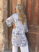 Kimono largo de seda con mangas amplias y estampado abstracto en tonos celestes, azules y beige.