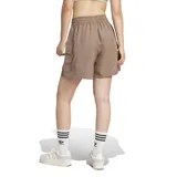 Shorts Adidas ESS C de dama color marrón, con cintura elástica ajustable con cordón, corte holgado, bolsillos laterales y logo bordado.