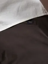 Pantalón de algodón color marrón, de corte recto y tiro medio.