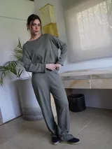 Pantalón verde de corte ancho y tiro alto, con textura acanalada.