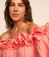 Vestido midi de viscosa color salmón, con escote hombro a hombro con volados y mangas globo.