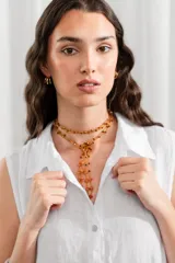 Vestido túnica midi sin mangas, color blanco, con cuello camisero y cierre frontal con botones.