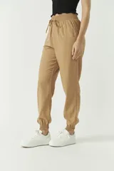 Pantalón de algodón y lino color verde oliva, con puños y cintura elástica.