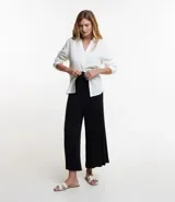 Pantalón pantacourt negro de viscosa con lazo en la cintura.