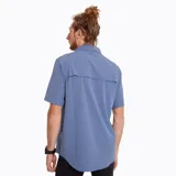 Camisa de manga corta azul con bolsillo en el pecho con cierre de cremallera y botón.