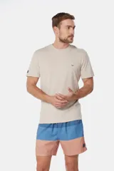 Short de baño clásico con cintura elástica y cordón regulable, con dos bolsillos laterales y suspensor de malla fina. Diseño a rayas horizontales en tonos de azul y rosa.