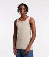 Musculosa de hombre color beige, de algodón acanalado, sin estampa y con cuello redondo.