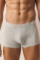 Pack de tres bóxer de algodón gris con cintura elástica.