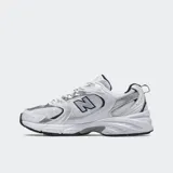 Championes New Balance 530, color blanco con detalles en plateado y azul marino.