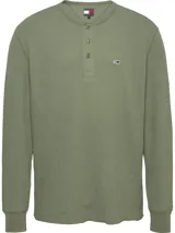 Remera verde militar de Tommy Jeans, de corte regular, manga larga y cuello henley con tres botones. Tiene logo bordado en el pecho.