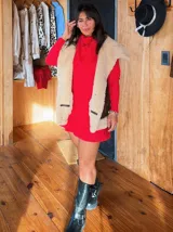 Polerón celeste oversize con cuello alto, mangas largas con puños acanalados y detalle de etiqueta de cuero en el frente.