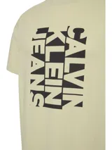 Remera color crema de corte recto, cuello redondo y mangas cortas. Estampado frontal con el logo de Calvin Klein Jeans en negro.