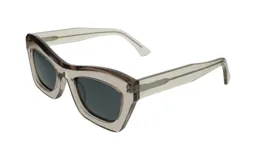 Lentes de sol con armazón de acetato color gris claro y lentes oscuros.