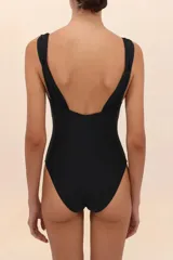 Traje de baño entero negro con escote en V y diseño cruzado en la parte delantera.