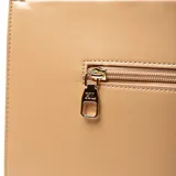 Bolso tipo tote grande color taupe con diseño de rombos en relieve, doble asa de mano y correa bandolera ajustable y extraíble. Tiene cierre superior, bolsillo interno con cierre, dos bolsillos internos abiertos, herrajes plateados, interior forrado en tela de algodón y poliéster, y logo XL Extra Large al frente.