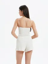 Short negro de tejido texturizado con cintura elástica.