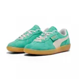 Championes Puma Palermo Vintage color verde con detalles en blanco y suela color caramelo.