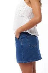 Minifalda de jean azul oscuro, de corte recto.