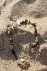 Collar de alpaca con cuentas de labradorita, jaspe rojo y cuarzo lima. Incluye una estrella de mar realizada a mano y una perla de río natural.