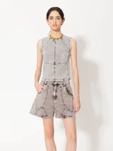 Short de gabardina color gris con teñido diferenciado. Presenta recortes curvos, bolsillos delanteros curvos y bolsillos plaque en la espalda. Se completa con botón en la cintura y detalles de remaches níquel.