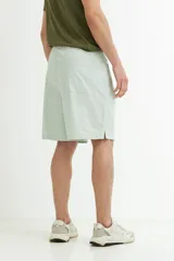 Short celeste con cintura elastizada y cordón ajustable.