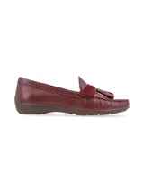 Mocasín color borgoña con textura reptil, detalle de antifaz en nobuck y borlas.