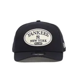 Gorra New Era 9FORTY color azul marino con logo de los Yankees bordado en un parche ovalado blanco en el frente.