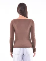 Remera negra de manga larga con frunces laterales.