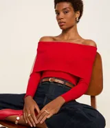 Blusa roja de punto con textura acanalada, escote hombro a hombro y mangas largas.