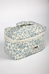 Neceser de tela con estampado floral azul sobre fondo claro, cierre con cremallera y asa.