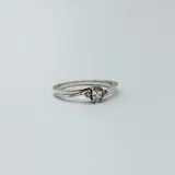 Anillo solitario de plata 925 con circonia central ovalada y dos circonias redondas laterales. Alianza delgada de 1.5mm.