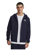 Campera cortaviento para hombre, color azul marino, con cierre frontal y capucha ajustable con cordones. Presenta el logo de Under Armour en blanco en el pecho izquierdo y detalles en blanco en las mangas.