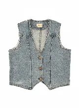 Chaleco de jean celeste con corte moderno, escote en V y tres botones.