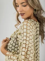 Kimono largo color beige con diseño calado de flores y lazo de satén.