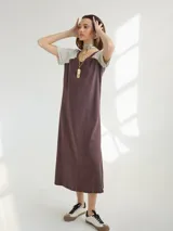 Vestido midi marrón con mangas cortas grises.