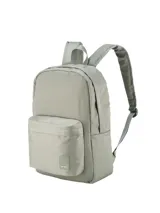 Mochila de tela color gris con un bolsillo frontal y correas ajustables.