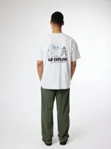 Camiseta gris de algodón orgánico con estampado de un yeti y un explorador en la espalda, corte oversize.