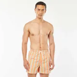 Short de baño color naranja con rayas verticales celestes, cintura elástica y cordón ajustable.