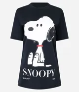 Remera negra de algodón con estampa de Snoopy en el frente.