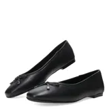 Balerinas de cuero negro con puntera redonda y moño decorativo.
