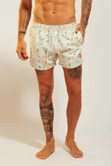 Short de baño celeste con estampado de personas nadando y faroles.